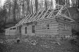 8_ Výstavba rekonstrukce domu z Trojanovic v Mlýnské dolině – montáž krovu, 2008 / Building the reconstruction of the house from Trojanovice in Water Mill Valley, 2008