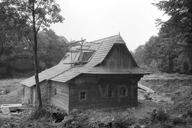 5_ Mlýnská dolina, stavba komína, 1982 / Water Mill Valley, building the chimney, 1982 