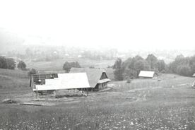 7_Valašská dědina, pokrývání střechy konírny šindelem, 1968 / The Wallachian Village, roofing the stable with shingles, 1968