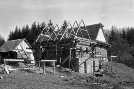 8_Valašská dědina, stavba domu, střešní konstrukce, 1995 / The Wallachian Village, construction of the building, the roof construction, 1995