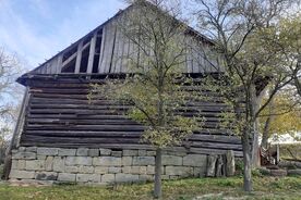 Roubená stodola na původním místě v Boru u Skutče, 2021. Foto: Dokumentační fond Muzea v přírodě Vysočina