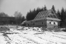 8_Valašská dědina, stavba střešní konstrukce, 1993 / The Wallachian Village, building the roof construction, 1993