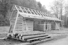 6_Mlýnská dolina, pokrývání střechy stodoly šindelem, 2008 / Water Mill Valley, roofing the barn with shingles, 2008