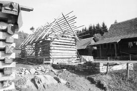 7_Valašská dědina, krov střechy s májkou, 1998 / The Wallachian Village, roof rafter “topped out” for luck, 1998