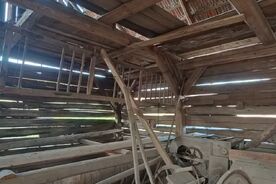 Roubená stodola na původním místě v Boru u Skutče, 2021. Foto: Dokumentační fond Muzea v přírodě Vysočina