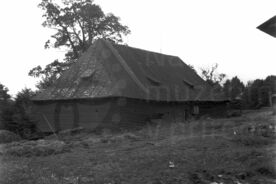 1_ Sýpka z Prostřední Suché na původním místě, 1966 / The Granary from Prostřední Suchá on its original site, 1966