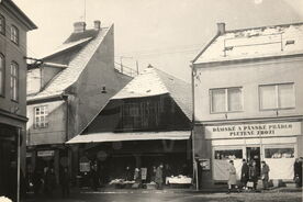 1_ Žingorova chalupa na Rožnovském náměstí, 1950 / Žingor´s house on its original site on the square in Rožnov pod Radhoštěm, 1950