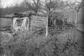 5_Seninka, demontáž srubu sušírny, 1963 / Seninka, dismantling the building, 1963