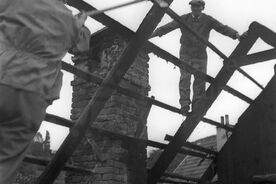 4_Demontáž střechy před převozem do muzea, 1965 / Dismantling the roof before transport to the museum, 1965