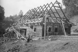 2_Velké Karlovice, demontáž střechy, 1969 / Velké Karlovice, dismantling the roof, 1969