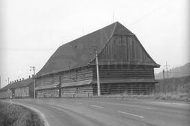 1_ Sýpka z Heřmanic na původním místě, 1978 / The granary from Heřmanice on its original site, 1978