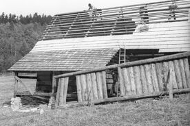 6_Stavba Šturalovy usedlosti v muzeu, 1970 / Construction of Šturala’s highland farmstead at the museum, 1970