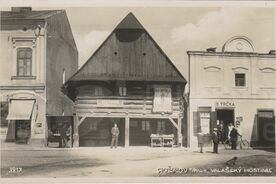 2_ Hostince u Vašků na původním místě na Rožnovském náměstí, 1925 / The Vašek inn on its original site on the square in Rožnov pod Radhoštěm, 1925