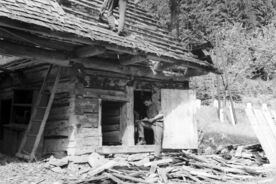 5_Demontáž, strhávání šindele, 1964 / Dismantling, tearing down the shingles, 1964