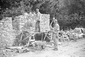 8_Mlýnská dolina, zdění kamenné stěny kovárny, 2008 / Water Mill Valley, masonry for the stone wall of the smithy, 2008