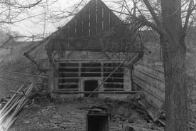 3_Seninka, sušírna po demontáži střešní krytiny, 1963 / Seninka, the fruit-drying shed after the dismantling of the roofing, 1963