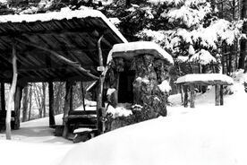 3_Valašská dědina, pajta se studnou, 1986 / The Wallachian Village, the open shed with the well, 1986