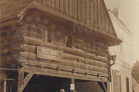 1_ Hostinec u Vašků na původním místě na Rožnovském náměstí, 1920 – 1928 / The Vašek inn on its original site on the square in Rožnov pod Radhoštěm, 1920 – 1928
