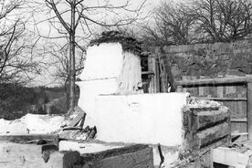 6_ Demontáž domu – zbytek pece, 1964 / Dismantling the building – the remainder of the stove, 1964