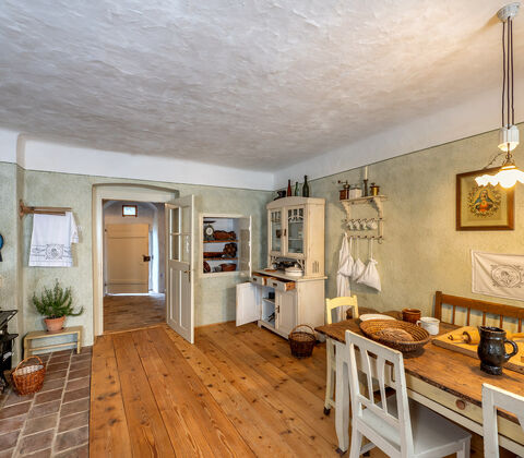 Selské obytné stavení s průvodcem