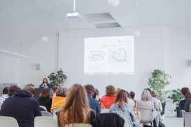 Soňa Pelclová z Muzea v přírodě Vysočina s příspěvkem o klokočí na konferenci Folklore´s not dead, 2025. Foto: Jana Dúbravčíková, Nadace Veronika