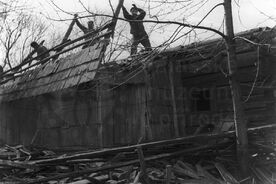 4_ Demontáž střechy, 1964 / Dismantling the roof, 1964