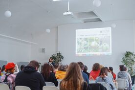 Soňa Pelclová z Muzea v přírodě Vysočina s příspěvkem o klokočí na konferenci Folklore´s not dead, 2025. Foto: Jana Dúbravčíková, Nadace Veronika