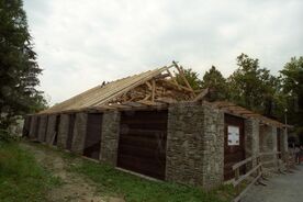 6_ Výstavba vozovny z Ostravice v Mlýnské dolině – práce na krovu, 2003 / Water Mill Valley, work on the roof timbers, 2003