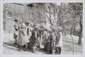 Názorná výuka ve školní zahradě při škole v Polici, 30. léta 20. stol. (inv. č. 267)/Teaching demonstration in the school garden at the school in Police, 1930s (inv. no. 267)