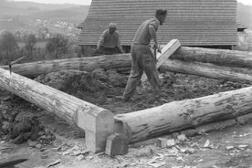 6_Valašská dědina, roubení srubu konírny, 1968 / The Wallachian Village, the timbering of the stable, 1968