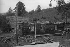 3_Velké Karlovice, demontáž roubených stěn, 1969 / Velké Karlovice, dismantling the timbered walls, 1969