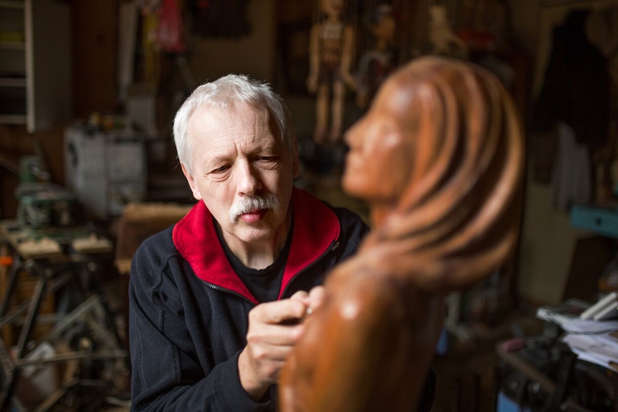 Řezbář Bedřich Šilar. Foto: Tomáš Kubelka, Čarokraj