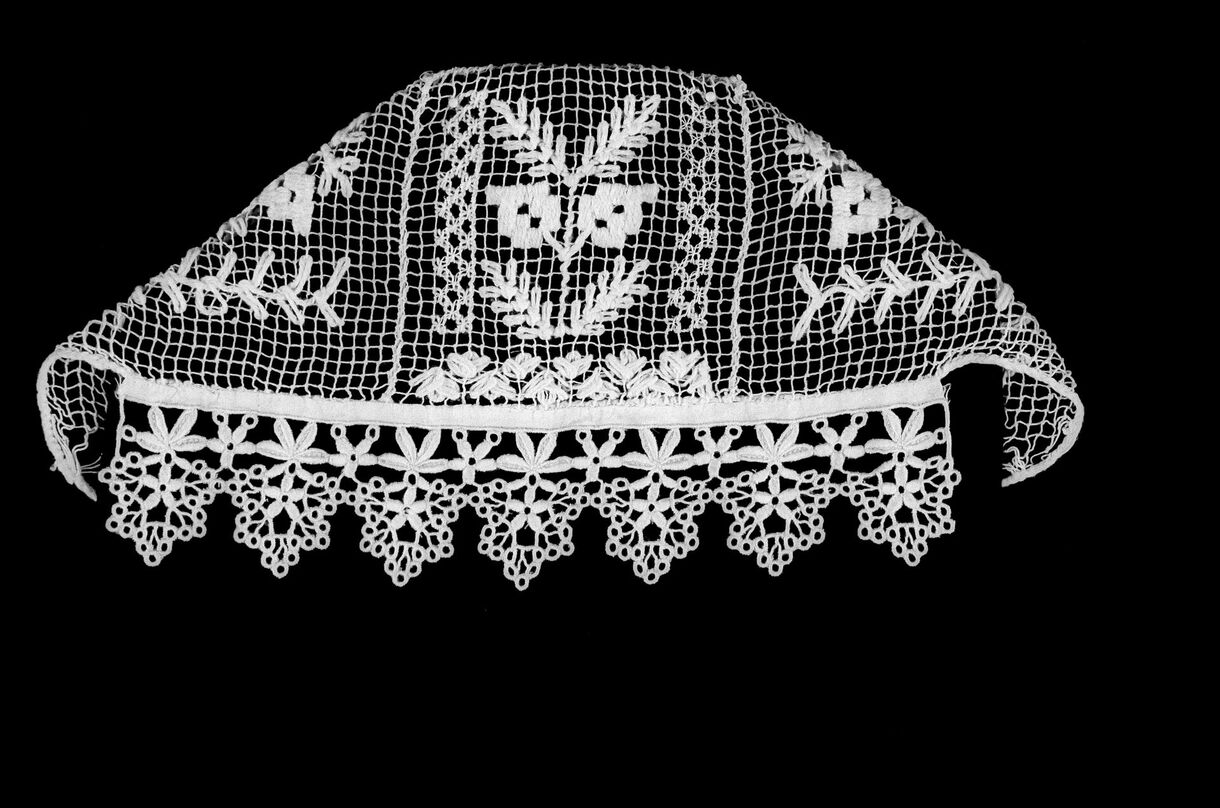 Čepec Rozálie Kubáňové z Horní Bečvy. 