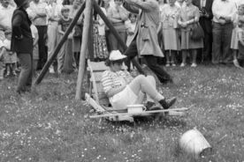 Soubor Javořina při kácení máje ve Valašském muzeum v přírodě, roku 1988