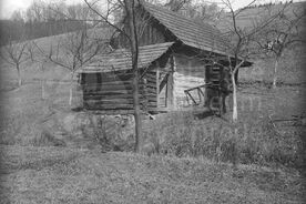 1_Seninka, sušírna ovoce, usazení v krajině, 1963 / Seninka, fruit-drying shed, its placement in the landscape, 1963