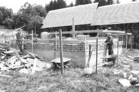 7_Stavba základů před transferem usedlosti na jiné místo ve Valašské dědině, 2007 / Construction of the foundations before the transfer of the cottage to another location in the Wallachian Village, 2007