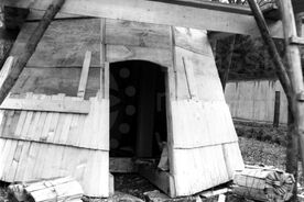 5_Dřevěné městečko, pokrývání stěn zvonice šindelem, 1968 / Timber Town, covering the walls of the bell tower with shingles, 1968
