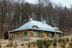 2. Hájenka z Valašské Bystřice před dokončením v areálu muzea, 2022 / The gamekeeper’s lodge from Valašská Bystřice before completion at the museum site, 2022