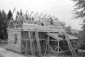 5_Valašská dědina, pokrývání střechy šindelem, 2007 / The Wallachian Village, roofing with shingles, 2007