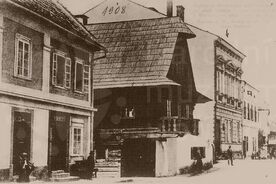 2_ Radnice na původním místě na náměstí v Rožnově pod Radhoštěm, 1919 / Rožnov town hall on its original site on the square in Rožnov pod Radhoštěm, 1919