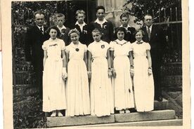 Mládež s farářem u příležitosti konfirmace, Raná, 1958.<br />  (Foto: Autor neznámý, Dokumentační fond MVP)