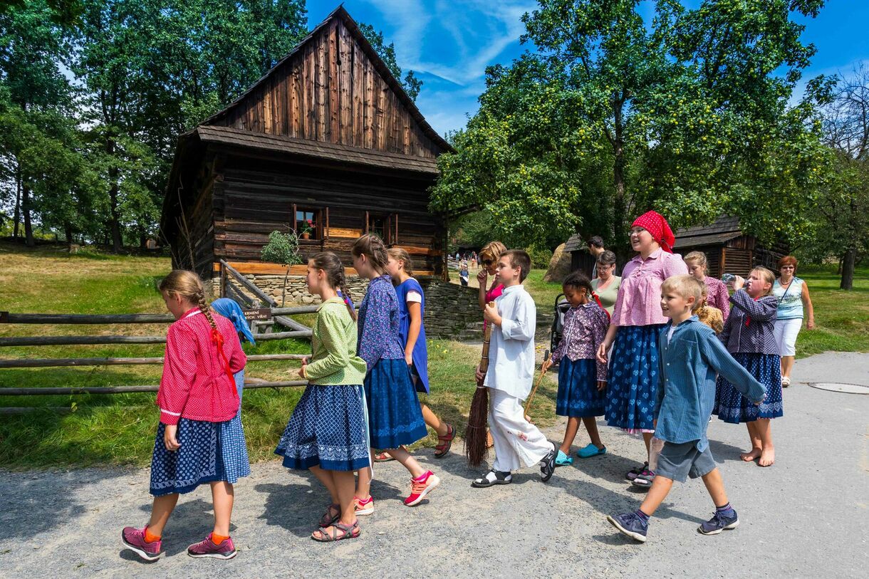 Valašskou dědinou s lidovou písničkou