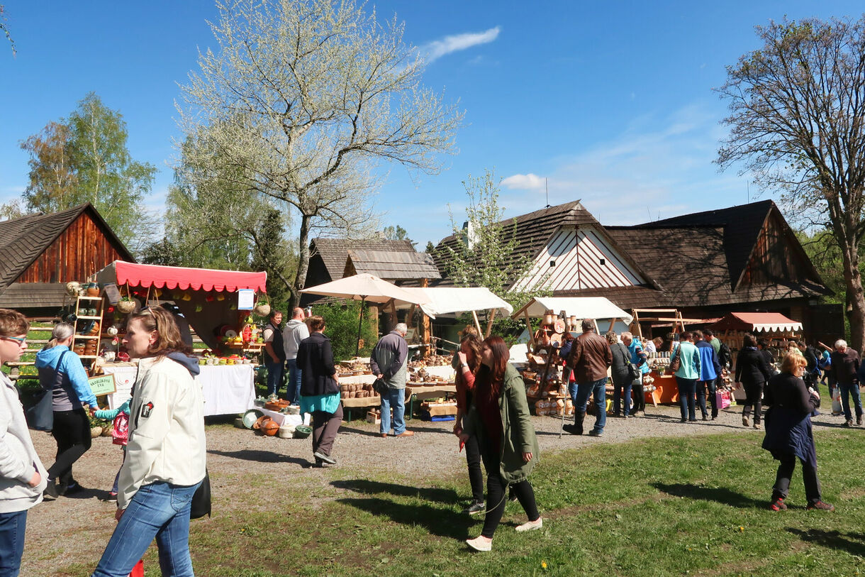 Stánky s keramikou před usedlostí z Lezníku, 2019. Foto: Pavel Bulena, Muzeum v přírodě Vysočina.