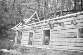 7_ Výstavba rekonstrukce domu z Trojanovic v Mlýnské dolině – montáž krovu, 2008 / Building the reconstruction of the house in Water Mill Valley, 2008