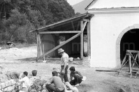 6_ Stavba kamenného mostku u hamru, 1987 / Building the stone bridge by the tilt-hammer, 1987