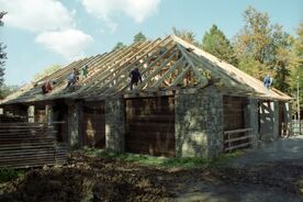 7_ Stavební práce na střešní konstrukci krovu, 2003 / Water Mill Valley, work on the roof timber construction, 2003