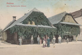Roubené chalupy na náměstí v Rožnově kolem roku 1908